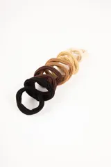 Set de gomitas de pelo elásticas en tonos marrones, desde beige claro hasta negro.