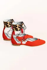 Bailarinas rojas de punta fina con talonera de animal print, pulsera tobillera de pelo de pony con estampado animal print y borlas rojas.