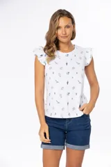 Remera blanca estampada con flores azules y rosas, con mangas cortas con volados.