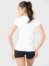 Remera deportiva de manga corta color fucsia, con cuello redondo y tecnología Aircool de secado rápido.