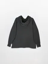 Buzo canguro color crudo, con capucha, mangas largas y bolsillo frontal.