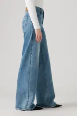 Pantalón de jean celeste de corte wide leg.