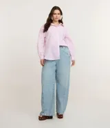 Pantalón de jean wide leg color celeste claro, con bolsillos embutidos y recortes marcados. Presenta bolsillos traseros tradicionales y ruedo sencillo.