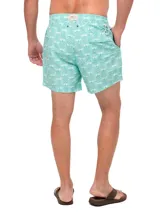 Short de baño celeste con estampado de ballenas en azul y gris. Tiene cintura elástica con cordón ajustable y bolsillos laterales.