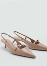 Zapato destalonado color beige con punta fina, tacón kitten y hebilla decorativa.