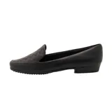 Zapato Piccadilly de dama color negro, con capellada con textura geométrica y pequeño taco.