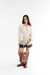 Bolso tipo tote de cuero marrón con textura de cocodrilo, doble asa corta y cierre superior.
