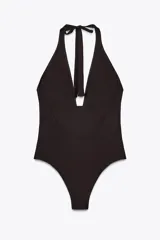 Traje de baño enterizo negro con escote halter y espalda descubierta. Se ata al cuello con lazos.