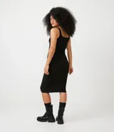 Vestido midi acanalado color celeste, con escote cuadrado y tirantes medios. Confeccionado en algodón sostenible con elastano para mayor comodidad y ajuste.