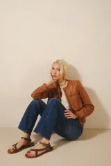 Jean tiro alto de denim azul con elastano, lavado localizado con bigotes y pierna recta.