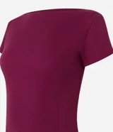 Blusa de rib color borgoña, con escote canoa y mangas cortas.