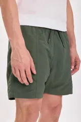 Short de baño verde militar con cintura elástica y cordón ajustable.