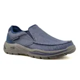 Mocasines Skechers Arch Fit Motley Daven para hombre, color azul denim con detalles en gamuza azul marino en el talón. Cuentan con plantilla Arch Fit removible con soporte de arco certificado por podólogos, diseño Relaxed Fit para mayor comodidad en la puntera y entresuela acolchada. Suela de goma flexible.