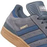 Championes Adidas Busenitz color gris con detalles en azul y suela color caramelo.