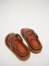 Sandalias blancas con doble tira ancha y plataforma negra.