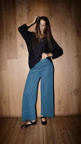 Pantalón palazzo de punto fino con estampado geométrico en tonos azulados.