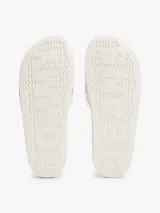 Chancletas Tommy Jeans blancas acharoladas, con logo tonal en relieve en la tira.