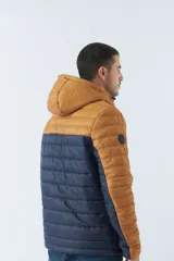 Campera puffer para hombre, con capucha ajustable y bolsillos con cierre.