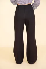 Pantalón de vestir negro con corte Oxford, tela suave al tacto con caída, cierre invisible y pinzas verticales. Confeccionado en 66% viscosa, 29% poliamida y 5% elastano.