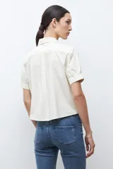 Camisa de vestir color azul marino, con cuello clásico y cierre frontal de botones.