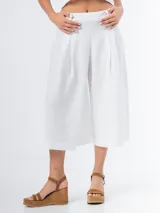 Bermuda blanca de corte ancho y largo midi.