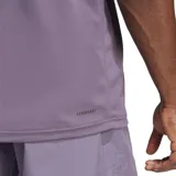 Remera de training Adidas color gris con logo negro en el pecho. Confeccionada con tejido transpirable AEROREADY.