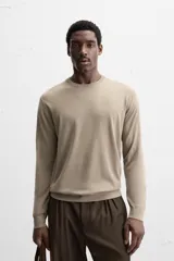 Jersey de hombre color beige, de lana fina, con cuello redondo y mangas largas.