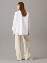 Pantalón recto de crepé elástico color gris, con cintura plisada y bolsillos laterales.