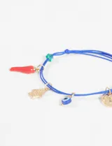 Pulsera con cordón azul, dijes de pimiento rojo, mano de Fátima dorada, ojo turco y moneda dorada.