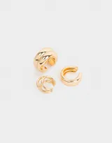 Set de tres aros earcuff dorados de metal en diferentes formatos.