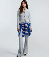 Saco negro de modal con recortes modernos y cierre delantero por cremallera. Tiene cuello alto y mangas largas.