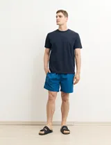 Remera de manga corta color petróleo, de corte recto y cuello redondo.