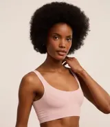 Soutien top negro de poliamida con acabado seamless, escote redondo y breteles anchos fijos.