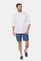 Bermuda color beige de corte recto, con bolsillos cargo laterales y confeccionada en lino.