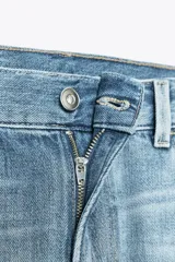 Pantalón de jean celeste de corte recto, tiro medio, con cinco bolsillos y trabillas.