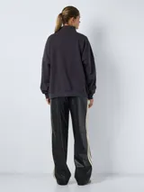 Sudadera gris oscuro con cuello alto con cierre de cremallera y estampado frontal con la inscripción "MILAN ITALY" en letras color crema.