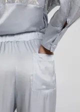 Pantalón cropped color gris claro, de corte recto y cintura elastizada.