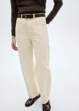 Pantalón de pana color crema, de tiro alto, corte slouchy y diseño balloon.