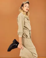 Botinetas negras de cuero con suela track y ajuste con velcro.