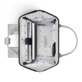 Mochila impermeable Cabaia modelo Adventurer Reims, color gris claro con base en gris oscuro. Cuenta con sistema MOLLE, compartimento acolchado para tablet o PC, correa para sujetar a la maleta y tirantes acolchados antitranspirantes.