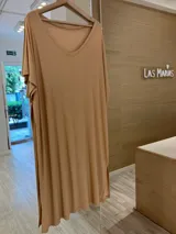 Vestido de viscocrepe con escote en V, de diseño amplio y mangas, con tajos laterales para una caída fluida.