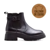 Bota de cuero color marrón con elásticos laterales, hebilla decorativa y suela track.