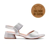 Sandalias plateadas de cuero con taco bajo y tira elástica en el tobillo.