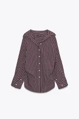 Camisa de manga larga a rayas color borgoña y blanco, con cuello solapa, bolsillo de plastrón en el delantero y cierre frontal con botones.