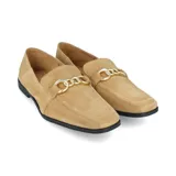 Mocasín marrón de gamuza con aplique de cadena dorada en el empeine.