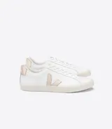 Zapatillas Veja modelo Esplar Logo, color blanco con logo en color dorado, fabricadas en cuero con forro de poliéster reciclado, plantilla de caucho del Amazonas y suela de caucho del Amazonas y residuos de arroz.