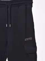Pantalón de jogging azul marino con cintura elástica ajustable con cordón, bolsillos laterales y bolsillos cargo con solapa en los muslos.