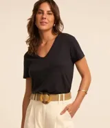 Remera básica negra de media malla con escote en V y mangas cortas.
