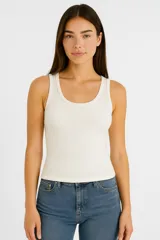 Musculosa blanca de algodón con breteles anchos, corte al cuerpo y cuello redondo.