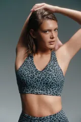 Top deportivo gris con estampado animal print, breteles anchos y espalda deportiva.